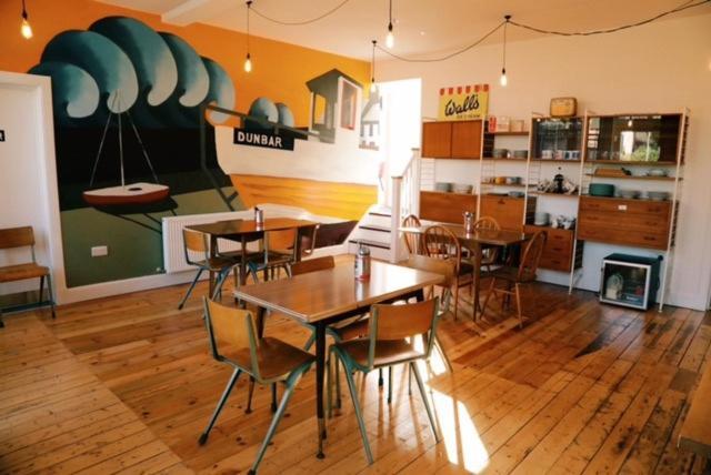 The Dolphin Inn Hostel Dunbar Exterior foto
